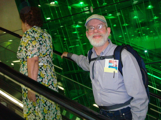 Rafiha and Robert on the Paris airport escalator (sy)