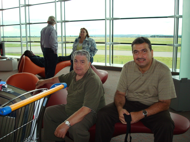 Edmond and David, with Robert and Ann in the background, still waiting in the Paris airport (sy)