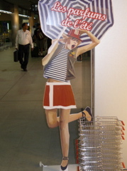 Cute perfume sign at the Paris airport (rw)