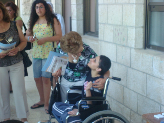 Hope and Suad with a resident at the Four Homes of Mercy in Bethany (sy)