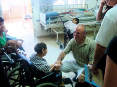George with a resident at the Four Homes of Mercy in Bethany (sy)