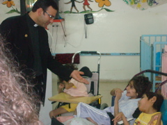 Father Samer with two girls at the Four Homes of Mercy in Bethany (sy)