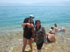 Hope, Miverva, oum Fadi in the Dead Sea (sy)