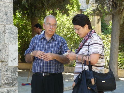 Subi explains, and Minerva writes it down, at Bethesda Pools (rw)