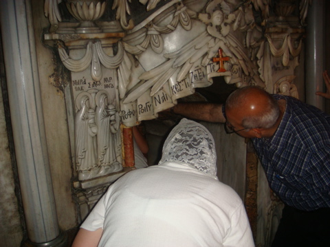 Subi about to enter the inner Holy Sepulchre (hs)