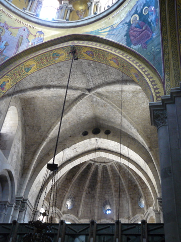 Arches behind the Iconostasis in the Church of the Holy Sepulchre (rw)