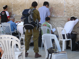 A soldier prays at the West Wall (rw)