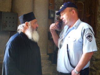 Discussion in the courtyard of the Holy Sepulchre (rw)