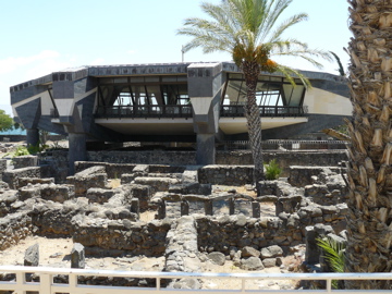 Structure that protects the remains of St. Peter's house (rw)