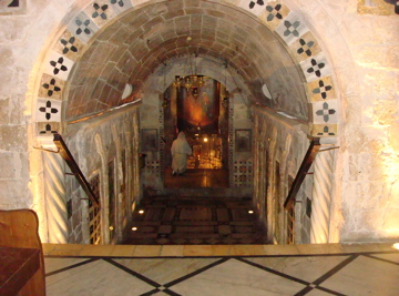 Down to the well in Church of Annunciation, Mary's Well, Nazareth (rw)