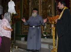 The Father explains the history of churches and the monastery on Mount Tabor (rw)