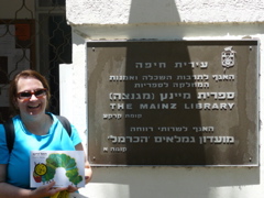 Ann with the Very Hungry Caterpillar at the Mainz Library in the Carmel, Haifa (rw)